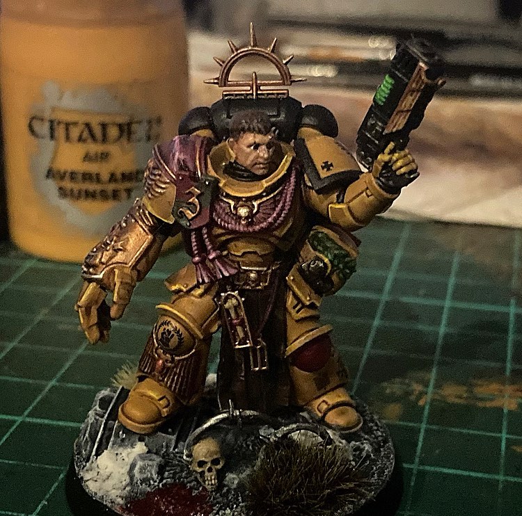 One Miniature, a Space Marine Captain in Imperial Fists colours.